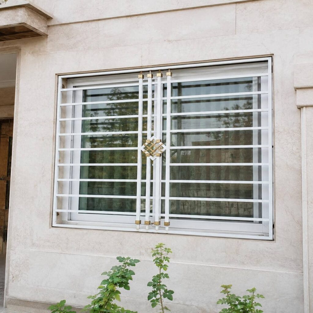 نرده پنجره فلزی در زنجان کنار قاب سنگی