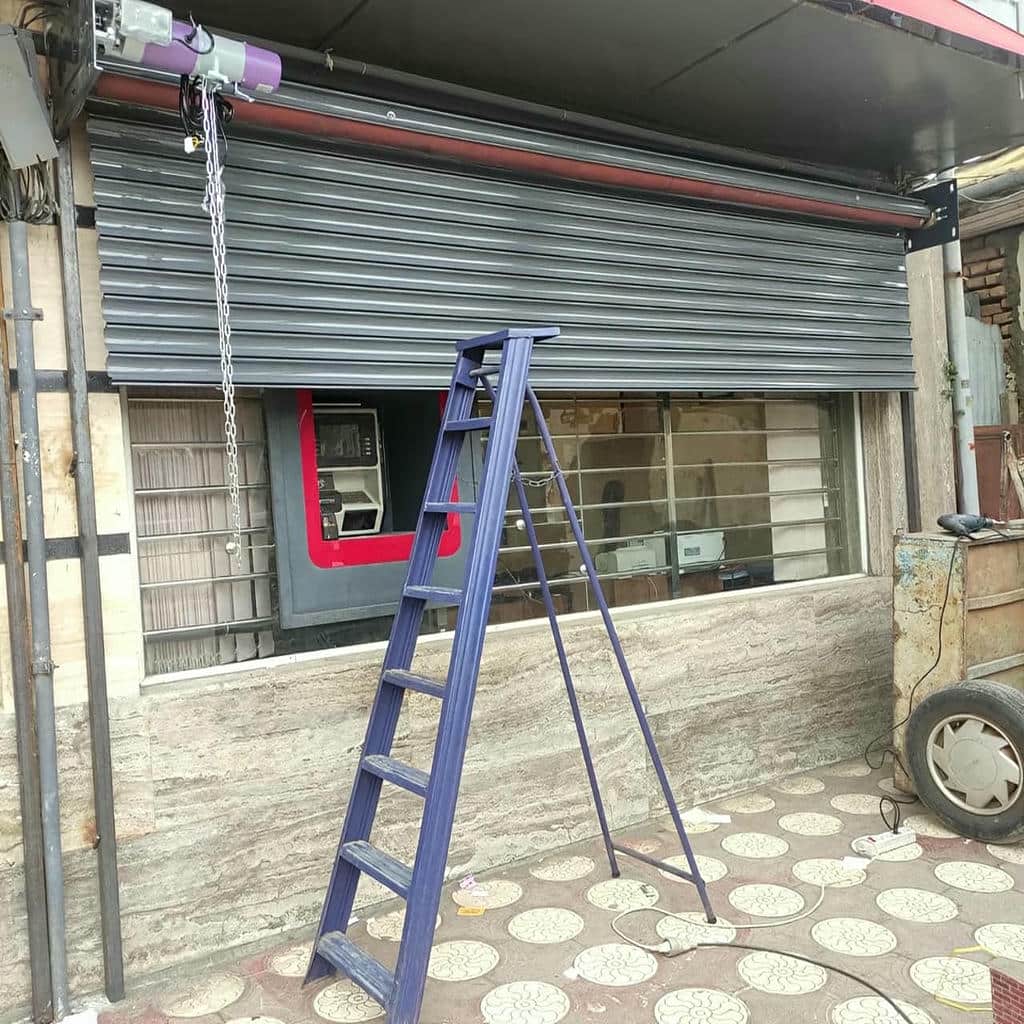 کرکره برقی خاکستری برای نمای مغازه در یاسوج
