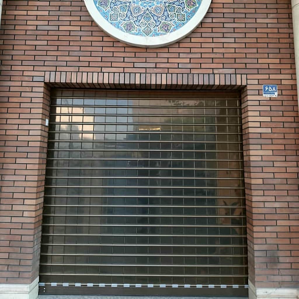 کرکره برقی خاکستری برای ورودی تجاری