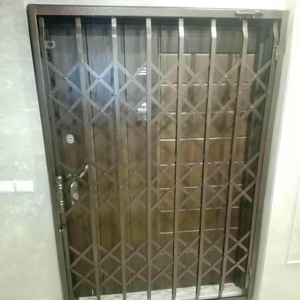 گارد آکاردئونی ورودی ساختمان در استان مرکزی