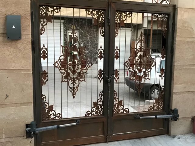 جک درب پارکینگ بازویی مشکی در رشت مرکز تخصصی فروش جک درب پارکینگ در رشت و حومه