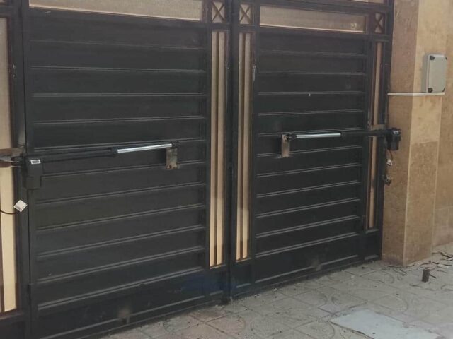 جک درب پارکینگ بازویی مشکی در قم مرکز تخصصی فروش جک درب پارکینگ در قم و حومه