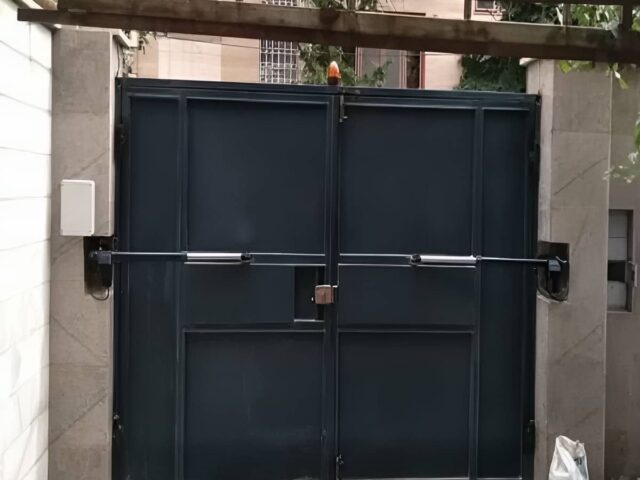 جک درب پارکینگ ساری با بازوی فلزی روی درب دولنگه مرکز فروش تخصصی جک درب پارکینگ در ساری و حومه