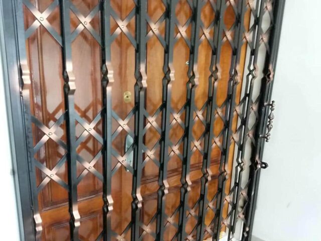 حفاظ درب آکاردئونی فلزی در قم با پوشش تیره مرکز فروش تخصصی حفاظ درب آکاردئونی در قم و حومه