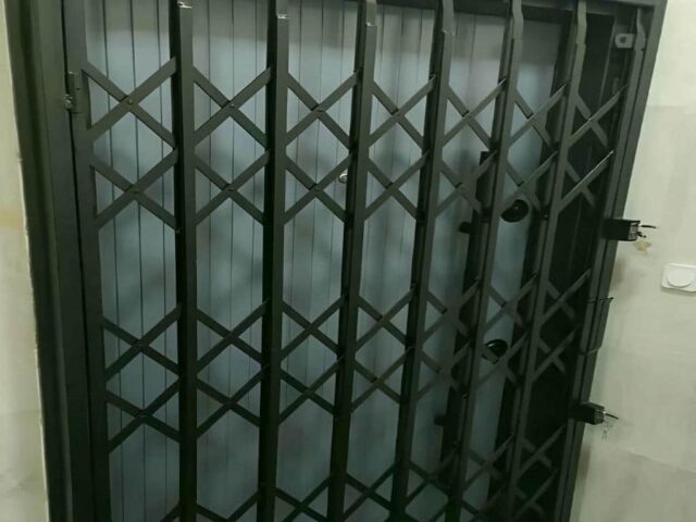 حفاظ درب آکاردئونی مشکی برای ورودی آپارتمان اهواز مرکز فروش حفاظ آکاردئونی در اهواز و حومه