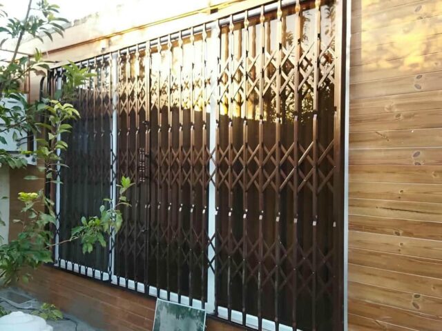 حفاظ درب آکاردئونی کرمان با پوشش مشکی مات مرکز تخصصی فروش حفاظ درب آکاردئونی در کرمان و حومه