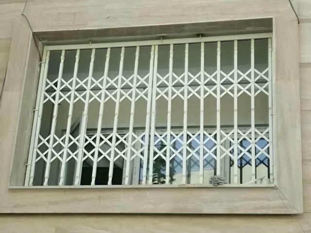 درب آکاردئونی فلزی مشکی در استان سیستان و بلوچستان مرکز تخصصی فروش درب آکاردئونی و حفاظ درب آپارتمان در استان سیستان و بلوچستان
