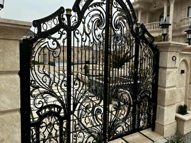 درب حیاط در اراک با طرح فلزی مشکی مرکز فروش و سفارش درب حیاط در اراک و حومه