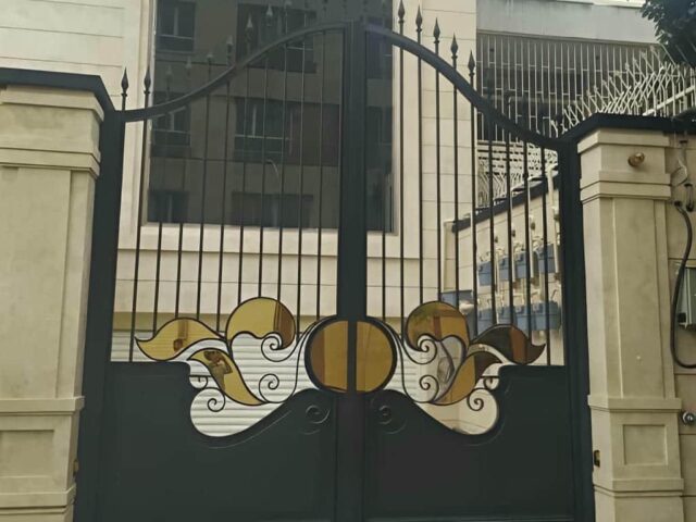 درب حیاط فلزی مشکی در ساری مرکز تخصصی فروش درب حیاط در ساری و حومه