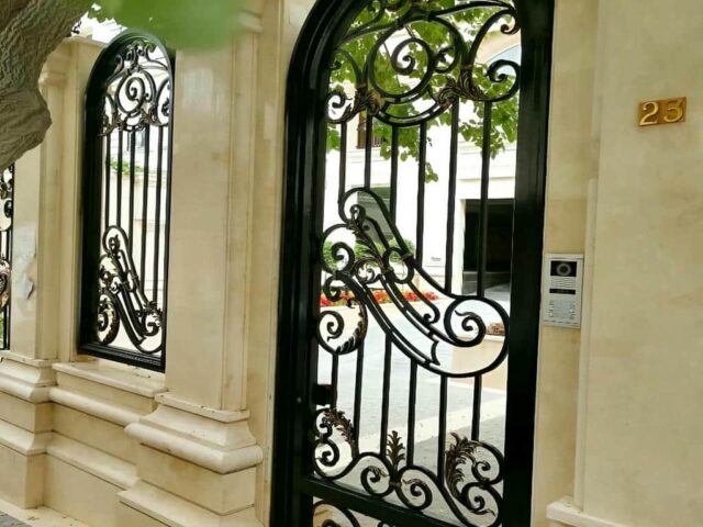 درب حیاط فلزی مشکی در قم مرکز تخصصی فروش درب حیاط در قم و حومه