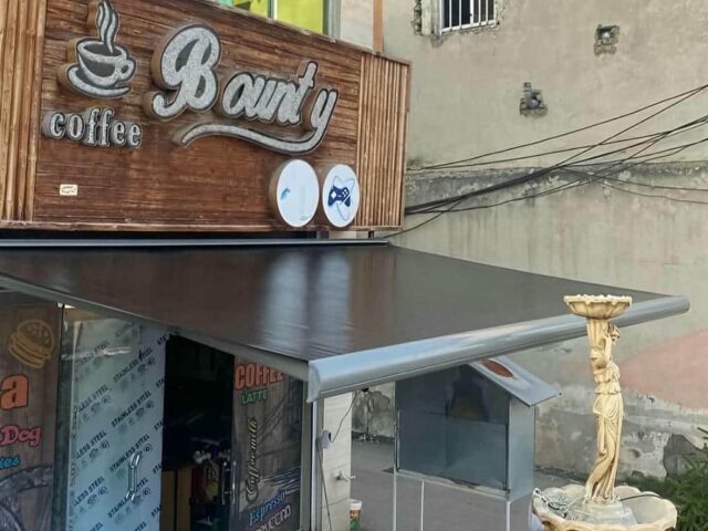 سایبان برقی بازویی با پارچه کرم در ساری مرکز فروش و سفارش سایبان برقی در ساری و حومه