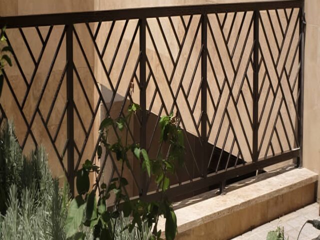 نرده بالکن فلزی مشکی در اراک مرکز تخصصی فروش نرده بالکن در اراک و حومه